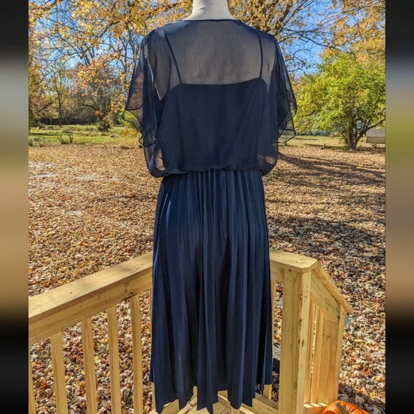 Vintage 70s Blue Pleated Plus Size Dress - Picture 3 of 7